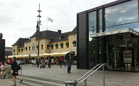 Fotot är av den gamla och nya stationsbyggnaden i Uppsala.