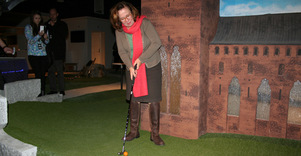 Kultur- och fastighetsborgarrådet Madeleine Sjöstedt (FP) premiärsvingar på golfbanan.