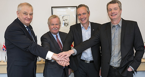 Bild från signeringen av överenskommelsen. Från vänster: Bo Hermansson, Röda Korset, Arve Nyhus, ordförande SveaNor, Per Berggren, VD Hemsö och Anders Lundgren, Förvaltningschef, KTH.