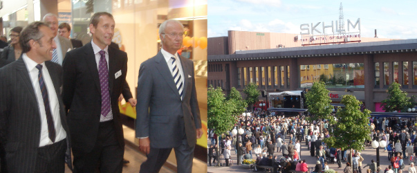 Kung Carl XVI Gustaf på rundvandring i Skärholmen centrum tillsammans med Clive och Steve Boultbee. Foto: Fastighetsvärlden.