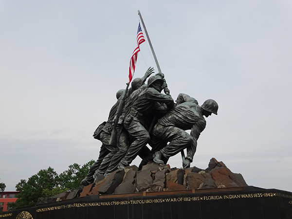 US Marine Corps War Memorial i Arlington, på andra sidan Pontomacfloden från Washington DC.