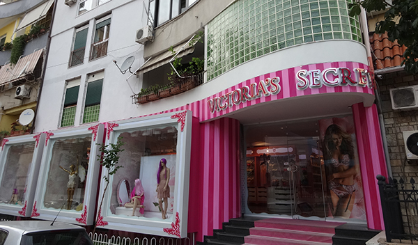 Victoria's Secret finns ännu i få länder i Europa. Den första citybutiken öppnade 2012 i London lagom till OS. Butiken på bilden finns i Albanien. Den öppnade nyligen i det trendiga området Blloku i huvudstaden Tirana: Bild: Fastighetsvärlden.