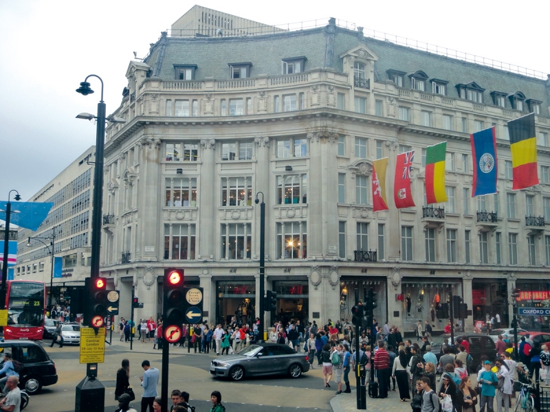 Ramsbury äger bland annat två fastigheter i centrala London. En ligger i hörnet Oxford Street och Regent Street. Den förvärvades 2008 och Fastighetsvärlden bedömde köpeskillingen till 1 miljard kronor. Bild från 2012 i samband med OS. Foto: Fastighetsvärlden.