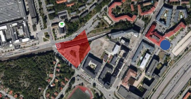 Det rödmarkerade området markerar SSM:s projektområde. Den blå punkten till höger visar var höghuset ursprungligen planerades (men som stoppades av Försvarsmakten).