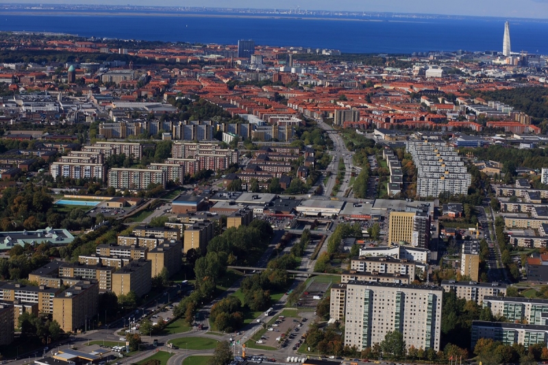 Delar av centrumet översäckar Amiralsgatan. Från Rosengårds centrum till Triangeln är det 3,5 kilometer. Foto: Nordier.