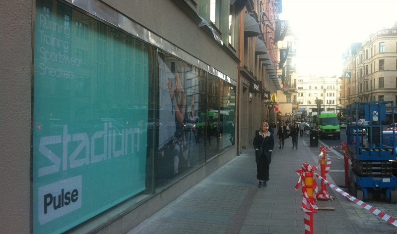 Den ena butiken öppnar på Kungsgatan 8. Så här såg skyltfönstret ut i början av september.