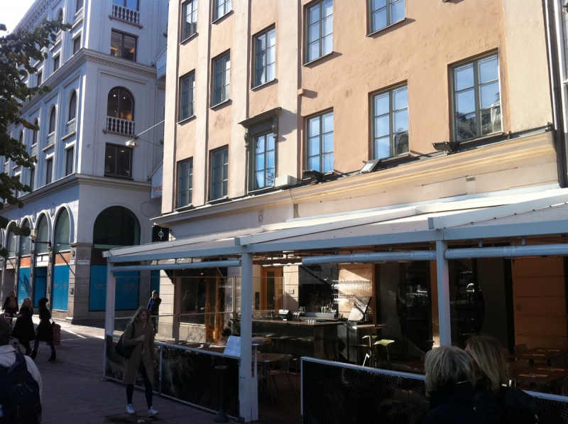 Hit flyttar Handelsbanken, i gatuplanet finns restaurang East. Flytten går runt hörnet från Kungsgatan, med en mindre fastighet däremellan.