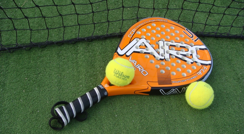 ... och så här ser racket ut. Bollen är en vanlig tennisboll.